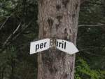 Im Laufe der Jahre ist dieser Baum um den Wegweiser herumgewachsen.