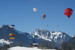 Es schwebt was durch die Luft: Heissluftballone bei Ch�teau d'Oex.