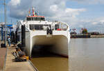 Emden Außenhafen / Emden Hafen Borkumkai am 01.05.2022, der Katamaran „Nordlicht II“ der Reederei AG Ems, steht als Fähre nach Borkum bereit.