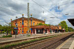 Der Hundertwasser-Bahnhof Uelzen und das Empfangsgebäude von der Gleisseite (Gleis 103) am 14.05.2022.