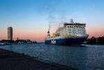 Die Finnlines M/S FINNSTAR läuft von Helsinki kommend pünktlich in Travemünde ein. Die Finnlines M/S FINNSTAR ist ein RoPax-Schiff/Fähre (Roll On/Roll Off von Frachtgut sowie Pax für Passagiere), die derzeit zwischen Travemünde und Helsinki im Einsatz ist. Die FINNSTAR ist eine von fünf RoPax-Fähren der Star-Klasse, die im Auftrag von Finnlines bei Fincantieri in den Werften von Ancona und Castellammare di Stabia gebaut wurden. Sie werden mehrheitlich im Verkehr zwischen Finnland, Polen und Deutschland sowie Deutschland und Schweden eingesetzt.

Die Finnstar (IMO-Nr. 9319442) war das erste fertiggestellte Schiff. Das Schiff wurde von Fincantieri in Castellammare di Stabia gebaut. Es wurde im Juli 2006 an Finnlines übergeben. Die Star-Klasse ist nach diesem Schiff benannt. Die Finnstar wird als Schnellverbindung auf der Strecke Helsinki – Travemünde eingesetzt. Der Heimathafen der Finnstar ist Mariehamn, Åland.

TECHNISCHE DATEN:
Typschiff: Finnstar
Bauwerft: Fincantieri, Italien (Bau-Nr. 6123)
Besitzer: Finnlines
Schiffe dieser Klasse: 5
Vermessung: 42 923 BRZ
Länge: 218,8 Meter
Breite: 30,52 Meter
Tiefgang: 7,1 Meter
Antrieb: 4 × Wärtsilä 9L46D Diesel mit einer Gesamtleistung von 48.000 kW (64.369 PS)
Geschwindigkeit: 25 Knoten
Passagierkapazität: 554
Kabinenplätze: 554 in 205 Kabinen
Frachtkapazität: 4.200 Lademeter
Registriert: Finnland / Schweden
Eisklasse: Finnische Eisklasse 1 A Super
Heimathafen: Mariehamn (Åland, autonome finnische Region)
