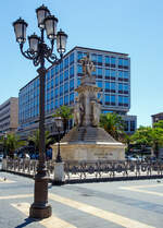 Denkmal von dem bekannten italienischen Opernkomponist Vincenzo Bellini (voller Name Salvatore Carmelo Francesco Bellini) auf der Piazza Stesicoro in Catania, hier am 17.07.2022. 

Vincenzo Bellini wurde am 3. November 1801 in Catania (Sizilien) und verstarb im Alter von 33 Jahren am 23. September 1835 in Puteaux bei Paris. 
