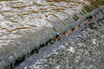 Eine kleine Wasseretage/ -fall vom kanalisierten Fluss Teplá (Tepl) in der Kurstadt Karlsbad (Karlovy Vary) am 18 April 2023.