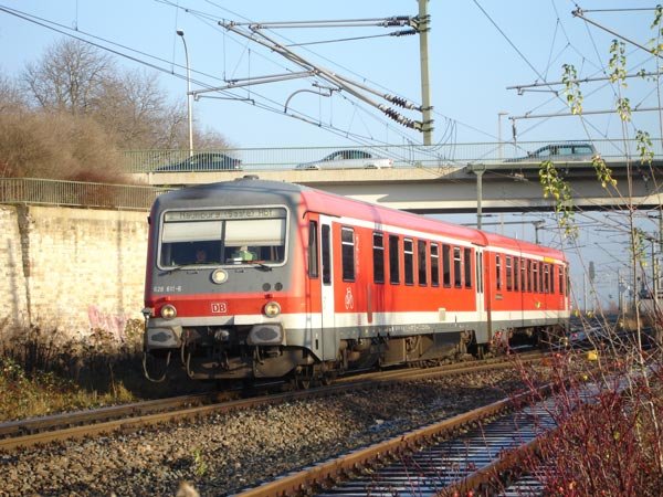 Triebwagen der Baureihe 628 am 02.12.2006 kurz nach der Ausfahrt aus dem Bahnhof Artern Richtung Naumburg.