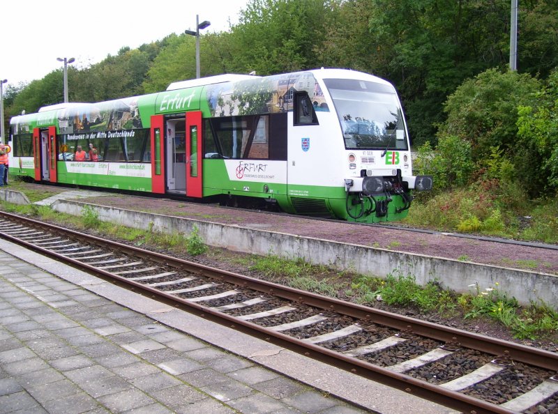 VT 009 der Erfurter Bahn als Sonderzug aus Erfurt, am 08.09.2007 im Bf Nebra. Er brachte zahlreiche Besucher mit, die dann mit der Burgenlandbahn weiter zum Freyburger Winterfest fuhren.