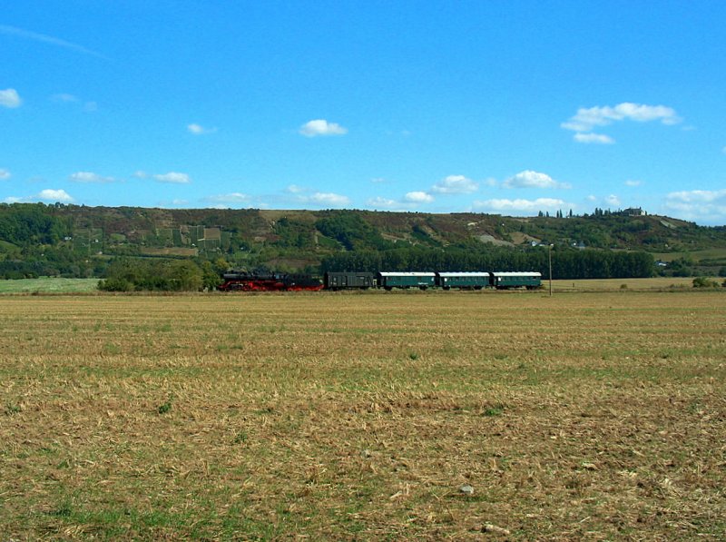 Winzerfestsonderzug der  Traditionsgemeinschaft 50 3708-0 e.V. Halberstadt  aus Blankenburg zwischen Laucha und Kirchscheidungen. Der Leerzug wurde im Bf Karsdorf abgestellt; 12.09.2009