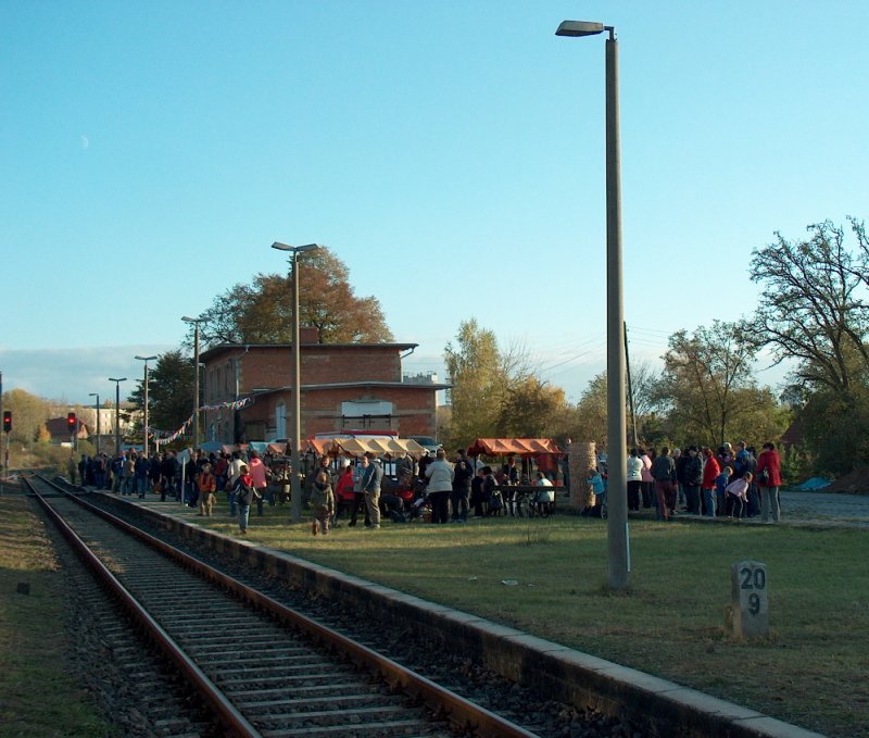Zahlreiche Besucher nutzten das sch�ne Herbstwetter und kamen zum Geburtstagsfest nach Karsdorf; 25.10.2009