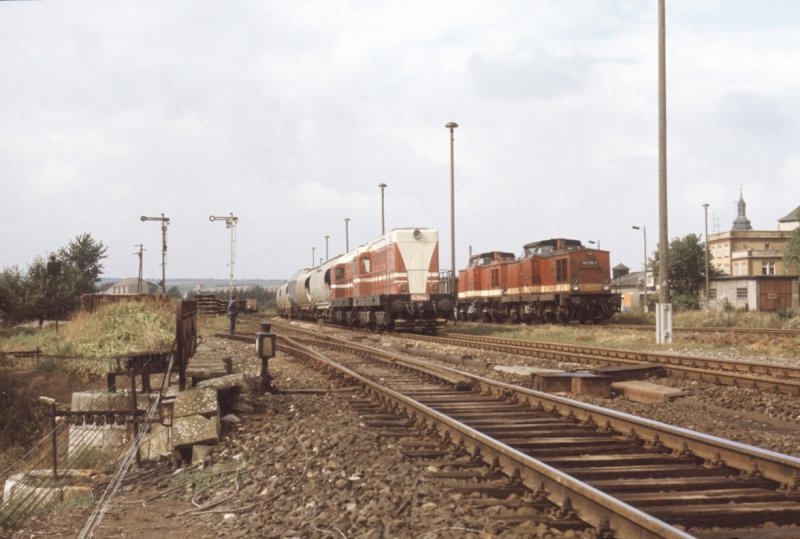 ZWK WL 010 + WL xxx warten am 14.09.1988 mit einem Kohlenstaubzug aus Karsdorf im Bf Laucha auf die Ausfahrt nach Wei�enfels. Daneben stehen zwei V100, die ebenfalls mit einem G�terzug auf die Ausfahrt warten. (Foto: Klaus Pollm�cher)